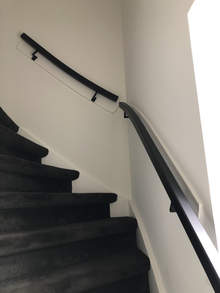 Zwarte stalen leuning op smetplank