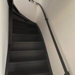 Platte stalen trapleuning op maat gebogen