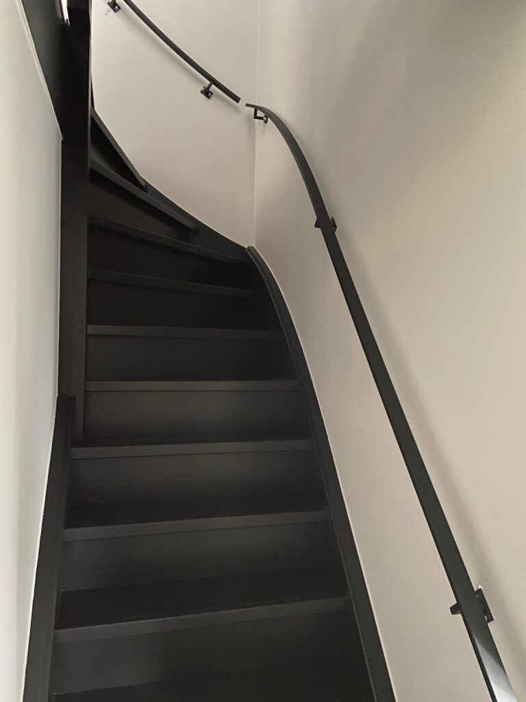 Platte stalen trapleuning op maat gebogen