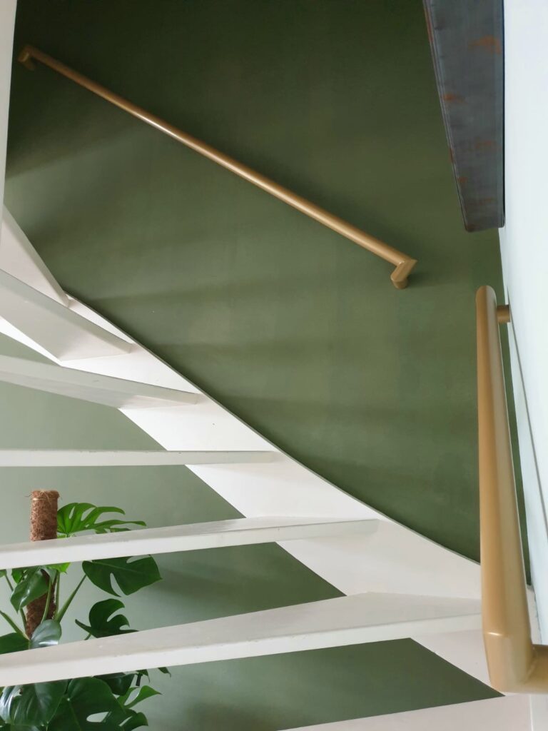 Ronde gouden trapleuningen op maat