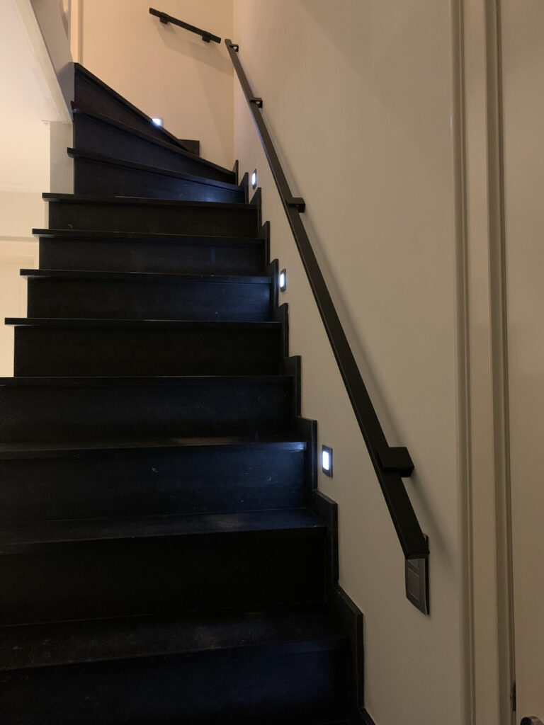 Platte stalen trapleuning antraciet