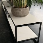 Stalen tv-meubel met zwevend blad