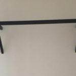 zwarte stalen kapstok wand