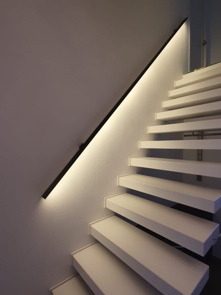 Zwarte stalen trapleuning op maat gemaakt met led-verlichting