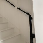 Aaneengesloten stalen trapleuningen op maat gemaakt