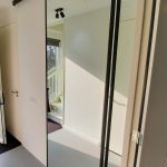 Stalen spiegeldeur op maat gemaakt, schuifdeur met spiegel in de hal voor garderobe en meterkast