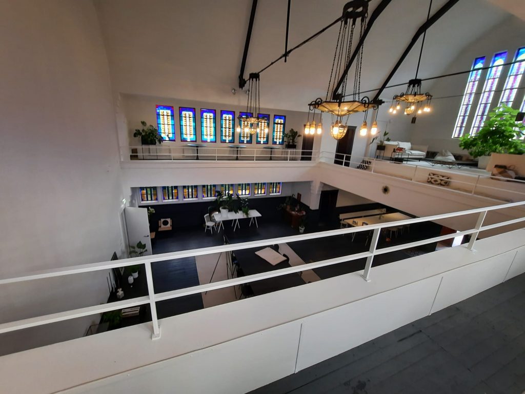 Witte stalen balustrades op balkon kerk