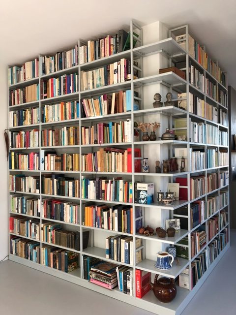 Minimalistische boekenkast lichtgrijs en van vloer tot plafond