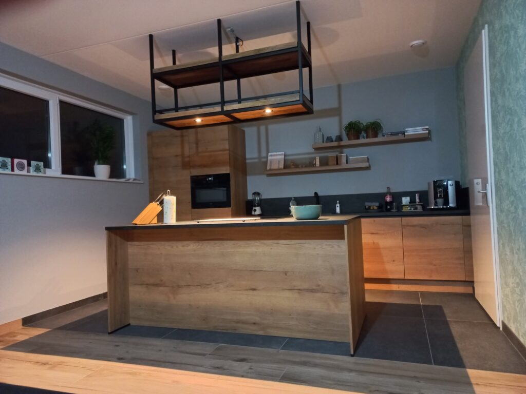 Zwart stalen plafondrek keukenrek boven kookeiland met houten schap en ingebouwde spots verlichting