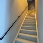 Ronde zwarte trapleuning van ruim 5 meter uit één geheel