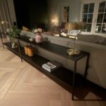 Luxe stalen sidetables met schappen van zwartgelakt eiken