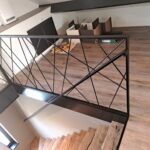 Zwarte design balustrade kriskras spijlen door elkaar