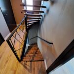 Stalen balustrade en design trapleuning kriskras spijlen overloop met houten trap