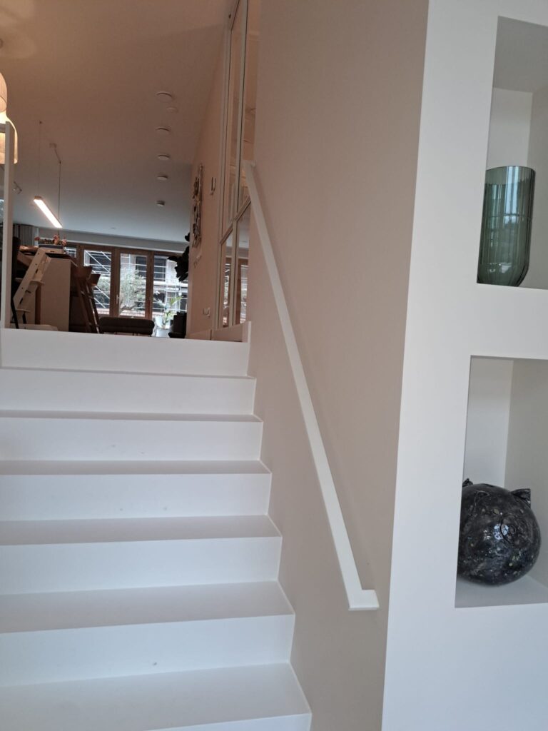 Witte stalen design trapleuning Japandi stijl minimalistisch