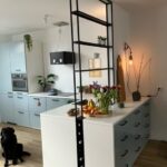Stalen kast als roomdivider in keuken, kleur zwart