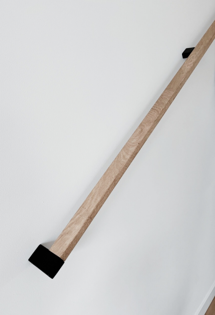 AtelierD eikenhouten design trapleuning met zwarte stalen bevestigingspunten blind