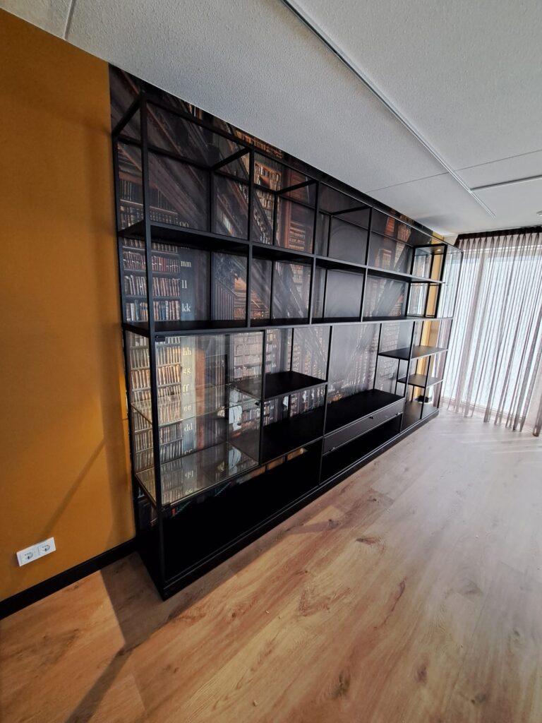 Zwarte stalen vakkenkast wandmeubel open kast met vitrine en verlichting, op maat gemaakte kast